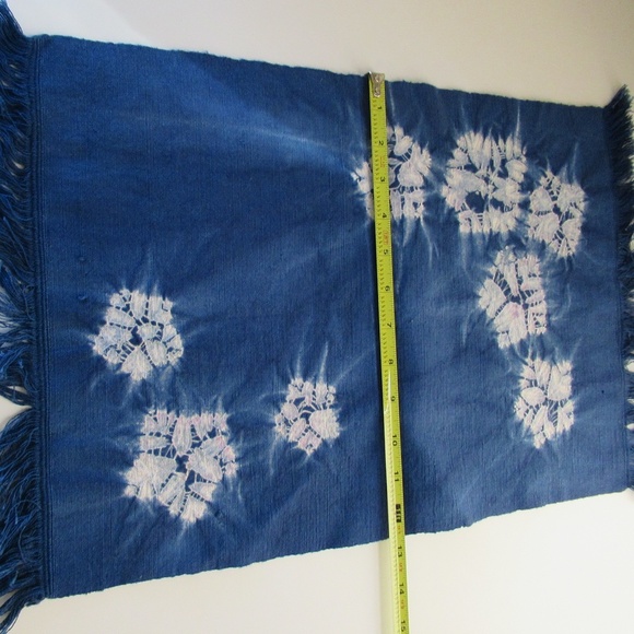 2 Blue & White floral pattern fringed table doilies - Picture 7 of 11
